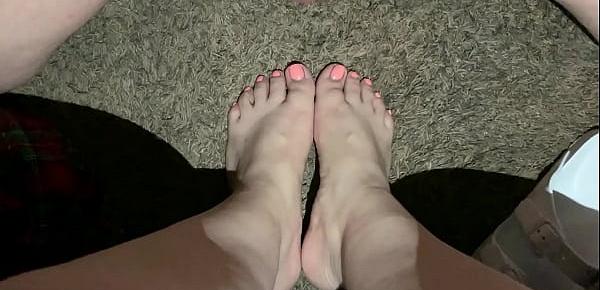  Cumshot on her hot sexy feet